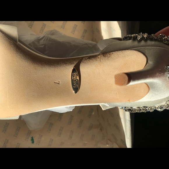 Badgley Mischka Satin Heels - Picture 4 of 10